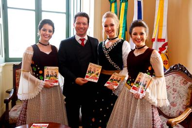 Prefeito recebe a visita do Prefeito de Harmonia Carlos Alberto Fink e as Soberanas da 8ª Früchtefest