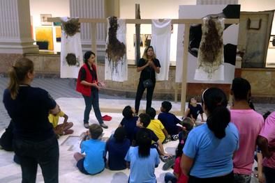 Crianças surdas visitam exposição de arte