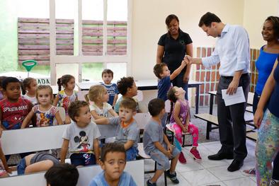 Apresentação musical das crianças na Escola da Ilha da Pintada.