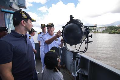 Prefeito Nelson Marchezan Júnior participa de passeio de navio da Marinha do Brasil