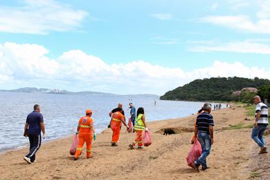 Mutirão de limpeza com remada ecológica na Orla de Ipanema