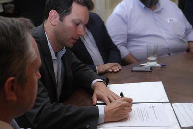 Assinatura de acordo com o Comitê Internacional da Cruz Vermelha (CICV)