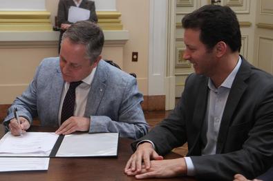 Assinatura de acordo com o Comitê Internacional da Cruz Vermelha (CICV)