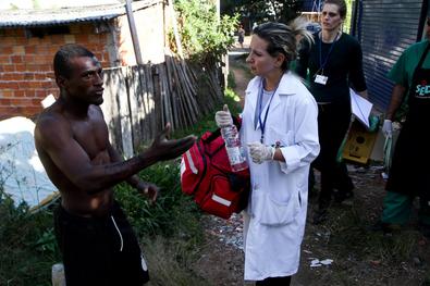 Unidade de Medicina Veterinária (UMV) realiza atendimento de animais comunitários na Vila das Laranjeiras