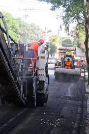 Equipes da Smim fazem serviço de remoção da camada asfáltica existente (fresagem) na rua Guilherme Alves