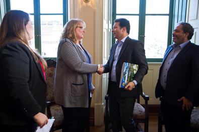 Prefeito recebe a visita da Cônsul-Geral dos EUA, Sra. Julia Harlan