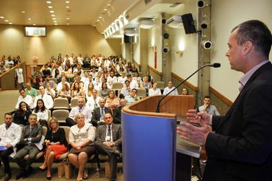 Sec. SMS, Erno Harzheim, participa como palestrante do "Grand Round Hospital Moinhos de Ventos e Johns Hopkins" com o tema "A saúde de Porto Alegre".