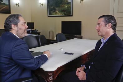 Prefeito em Exercício Gustavo Paim em audiência com o vereador Valter Nagelstein