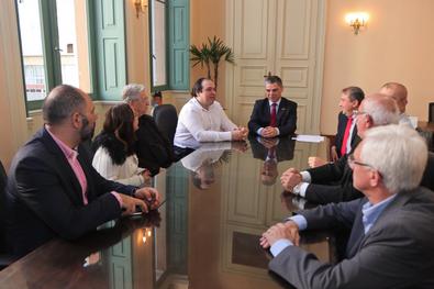 Prefeito em Exercício, vereador Cássio Trogildo, assina encaminhamento da publicação da Lei n 12266, que declara área de APP à Ponta Grossa Local: Gabinete do prefeito