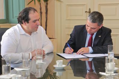 Prefeito em Exercício, vereador Cássio Trogildo, assina encaminhamento da publicação da Lei n 12266, que declara área de APP à Ponta Grossa Local: Gabinete do prefeito