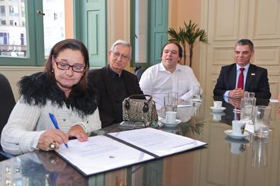 Prefeito em Exercício, vereador Cássio Trogildo, assina encaminhamento da publicação da Lei n 12266, que declara área de APP à Ponta Grossa Local: Gabinete do prefeito