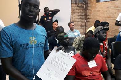 Entrega de licenças provisórias para grupo de ambulantes senegaleses