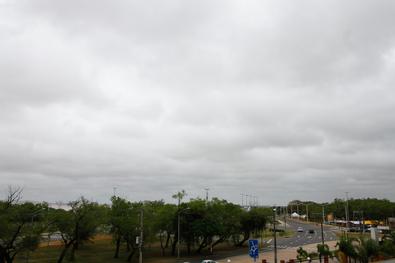 Haverá predomínio da nebulosidade e chove em Porto Alegre a qualquer hora. 