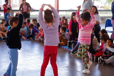 Bailarinos russos fazem aula aberta para crianças da comunidade do bairro Bom Jesus