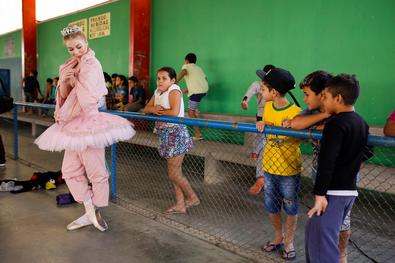 Bailarinos russos fazem aula aberta para crianças da comunidade do bairro Bom Jesus