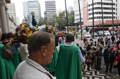 Vice-Prefeito Gustavo Paim recebe a procissão de Nossa Senhora Aparecida