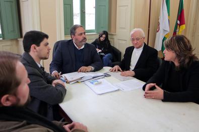 Audiência com representantes dos Mensageiros da Caridade (Caritas) Local: Gabinete do vice-prefeito 