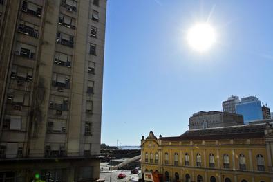 Tempo ensolarado com céu azul. Madrugada de frio incomum será uma das mais frias dos últimos anos com mínimas que devem ficar entre 0°C e 2°C na maior parte da cidade, mas não se descartando valores negativos de até -1°C em pontos mais periféricos da cidade. Geada na maioria dos bairros ao amanhecer, inclusive em alguns locais próximos da área central da cidade, onde é raro gear. Tarde ainda fria, mas menos que nos dias anteriores com máximas de 15°C a 17°C