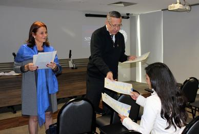 Secretária Municipal de Desenvolvimento Social, Maria de Fátima Záchia Paludo, recebe certidões feitas para moradores atendidos no Prefeitura nos Bairros 