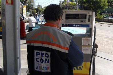 Procon fiscaliza postos de combustível de Porto Alegre