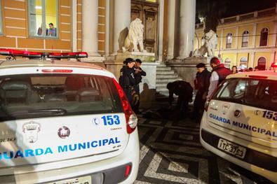 Homem é detido em flagrante por pichação Local: Paço dos Açorianos