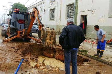 Conserto de vazamento na rua Padre Diogo Feijó