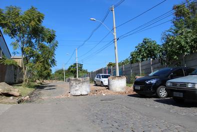 Para evitar novo acúmulo de Lixo, rua no bairro Bom Jesus foi bloqueada