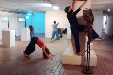 Ensaio do Grupo Experimental de Dança de Porto Alegre junto às esculturas da Pinacoteca Aldo Locatelli expostas no Porão do Paço