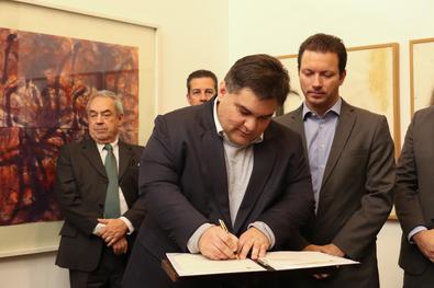 Prefeito Nelson Marchezan Júnior na assinatura do Decreto que prevê a simplificação de procedimentos administrativos, no âmbito do Licenciamento dos Projetos de Edificações 