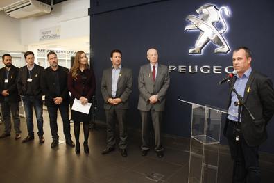 Entrega de ambulância reparada pela iniciativa privada. Local: Concessionária Lyon Peugeot 
