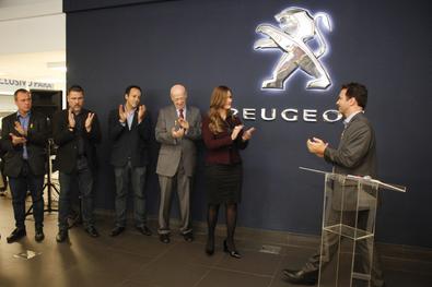 Entrega de ambulância reparada pela iniciativa privada. Local: Concessionária Lyon Peugeot 