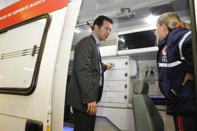Entrega de ambulância reparada pela iniciativa privada. Local: Concessionária Lyon Peugeot 