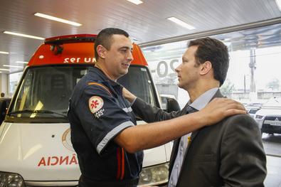 Entrega de ambulância reparada pela iniciativa privada. Local: Concessionária Lyon Peugeot 