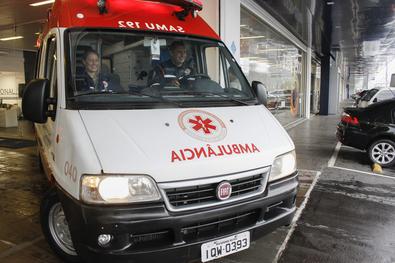 Entrega de ambulância reparada pela iniciativa privada. Local: Concessionária Lyon Peugeot 