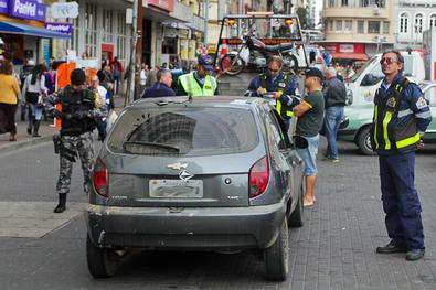 Ação conjunta entre EPTC, Guarda Municipal e Brigada Militar realiza abordagem e recolhimento de veículos em situação irregular 