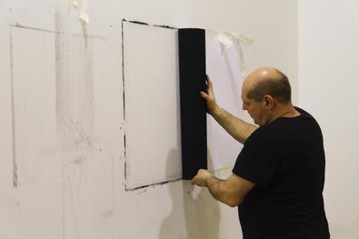 Artista plástico Eduardo Haesbaert monta exposição na Sala da Fonte no Paço Municipal