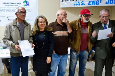 Moradores do Loteamento Ênio de Souza recebem matrículas após conclusão da regularização fundiária registral