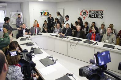 Sec. SES, João Gabbardo dos Reis, Sec. SMS, Erno Harzheim, Diretores e técnicos da CGVS em coletiva sobre os números da gripe