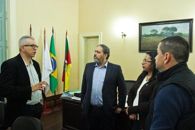 Vice-prefeito Gustavo Paim recebe a presidente do COMDICA de Natal - RN, Ivanise Laurentino e o conselheiro Gilson Costa. Local: Gabinete do vice-prefeito