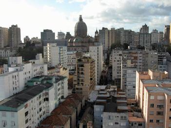 Jornada de sol e nuvens em Porto Alegre com aumento da nebulosidade entre a tarde e a noite