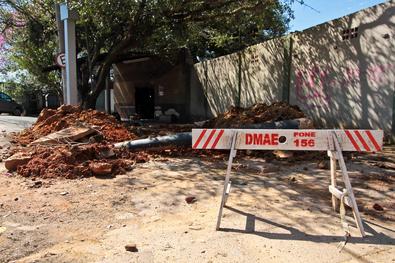 Dmae realiza interligação de redes de água para reforço do abastecimento na região Local: Esquina das ruas Dr. Otávio Santos e Manoel Lopes Meireles