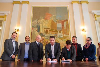 Assinatura de contrato com Toniolo Busnello referente à execução das obras de pavimentação da Avenida do Parque Local: Salão Nobre do Paço dos Açorianos 