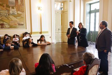 Prefeito Nelson marchezan Júnior recebe alunos do Colégio Província