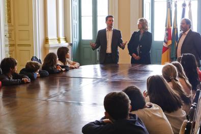 Prefeito Nelson marchezan Júnior recebe alunos do Colégio Província
