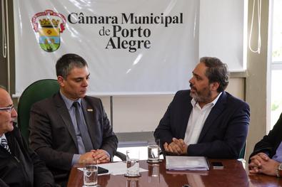 Prefeito em Exercício, Gustavo Paim, realiza a entrega da LDO à Câmara de Vereadores