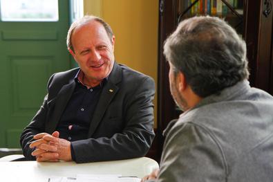 Prefeito em Exercício, Gustavo Paim, recebe visita do Prefeito da cidade de Fazenda Vila Nova, José Luiz Cenci.