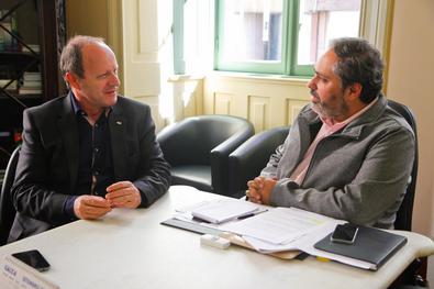 Prefeito em Exercício, Gustavo Paim, recebe visita do Prefeito da cidade de Fazenda Vila Nova, José Luiz Cenci.
