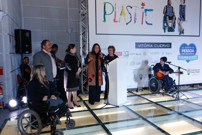 Prefeito em Exercício Gustavo Paim prestigia o Plastic - Desfile de moda inclusivo Conversando com a Estilista Vitória Cuervo