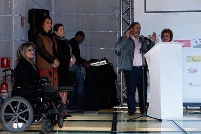 Prefeito em Exercício Gustavo Paim prestigia o Plastic - Desfile de moda inclusivo Conversando com a Estilista Vitória Cuervo