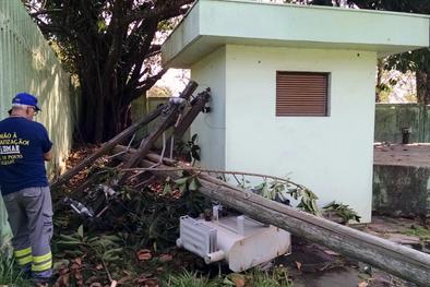 Poste da CEEE caiu e derrubou outro causando desligamento da Estação Belém Velho 2